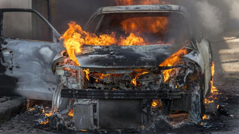 Ηράκλειο: Στις φλόγες τυλίχθηκε ταξί στην Αγία Βαρβάρα