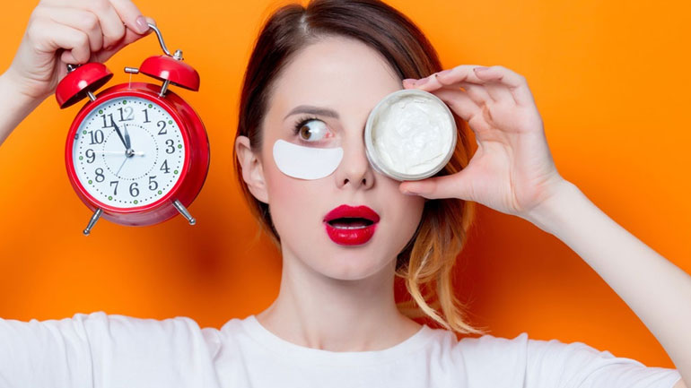 Η ιδανική μάσκα για τις ρυτίδες κάτω από τα μάτια με αυτό το συστατικό από το ψυγείο σας