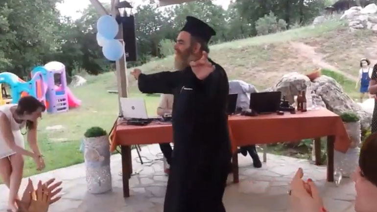 Ιερέας… μερακλής χορεύει το ζεϊμπέκικο «εδώ παπάς, εκεί παπάς»