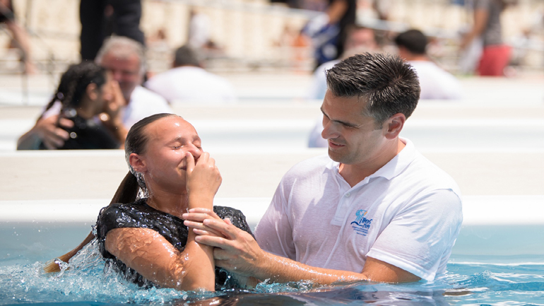 Εκατοντάδες άτομα βαφτίστηκαν ως Μάρτυρες του Ιεχωβά στο Ο.Α.Κ.Α