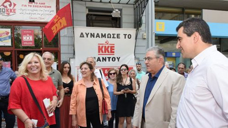 Το εκλογικό κέντρο του ΚΚΕ στον Πειραιά επισκέφθηκε ο Δ. Κουτσούμπας