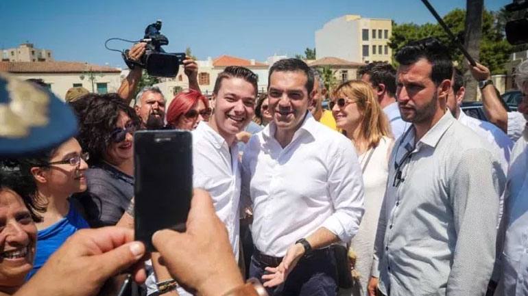 Για ουζάκι στο Λαύριο ο Αλέξης Τσίπρας λίγο πριν ανοίξουν οι κάλπες
