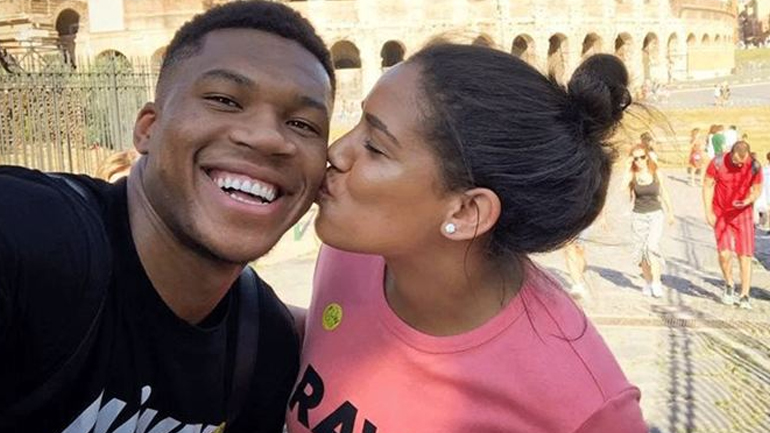 Γιάννης Αντετοκούνμπο: Βόλτα με την αγαπημένη του στα σοκάκια της Μυκόνου