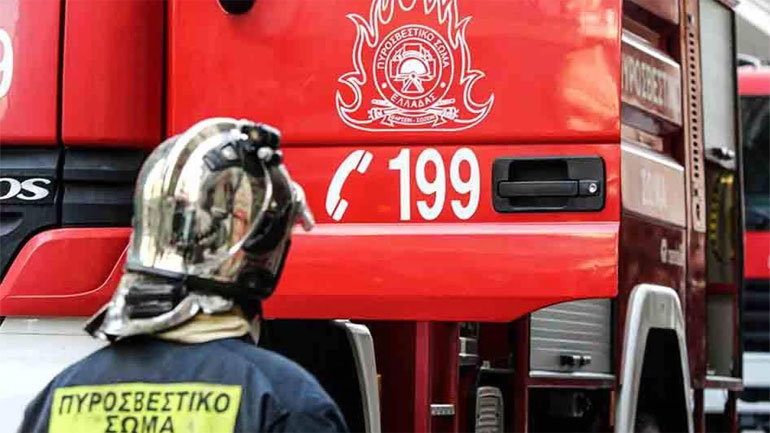 Ισχυρές πυροσβεστικές δυνάμεις επιχειρούν στην περιοχή του Αγίου Κυπριανού στην Ανατολική Μάνη