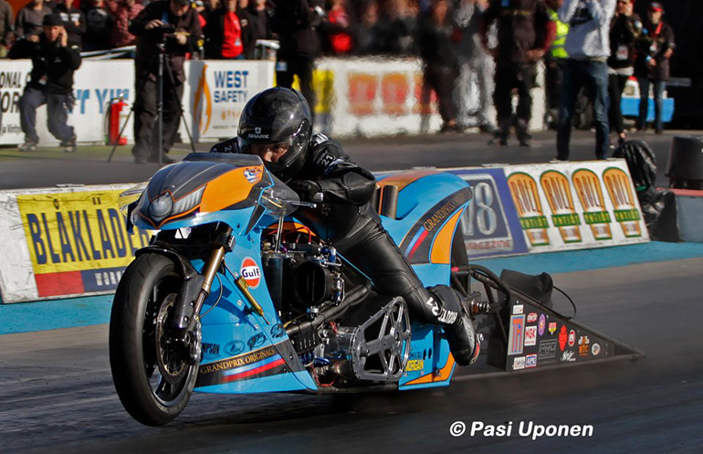 Ο Φίλιππος Παπαφιλίππου συνεχίζει να σηκώνει ψηλά την ελληνική σημαία...