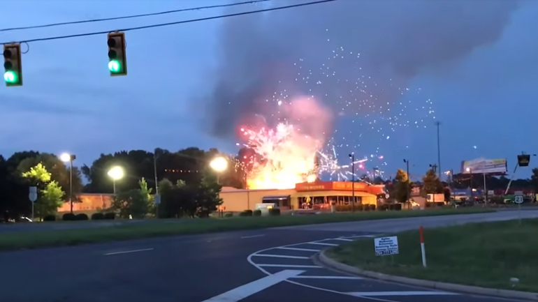 Έπιασε φωτιά μαγαζί με πυροτεχνήματα