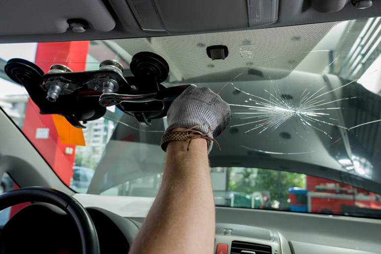 Ένα ραγισμένο ή ένα σπασμένο τζάμι πρέπει να επισκευαστεί/αλλαχτεί άμεσα, καθώς είναι θέμα ασφάλειας, ιδίως όταν είναι να φύγουμε διακοπές και να καλύψουμε πολλά χλμ.