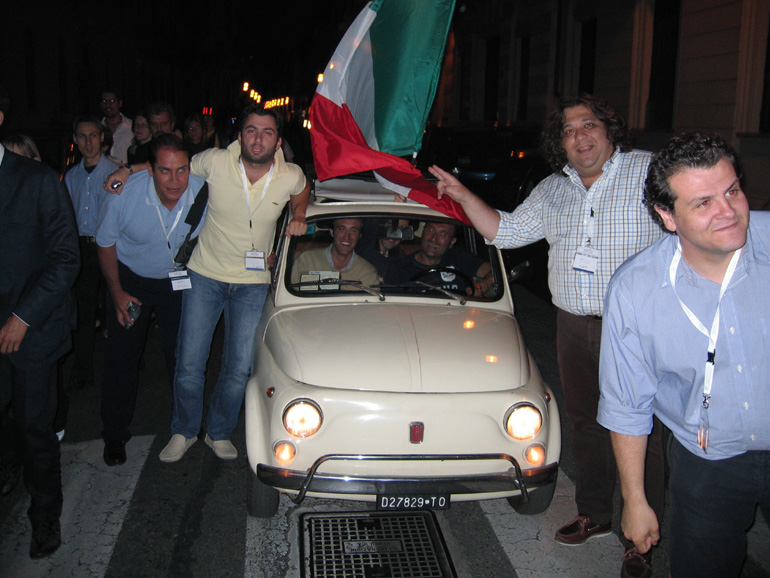 Εντυπωσιακή ήταν από κάθε άποψη η παγκόσμια παρουσίαση της τελευταίας γενιάς του Fiat 500 (από δεξιά, Βαγγέλης Γκούμας, Βασίλης Σαρημπαλίδης, Πάρις Ποντίκας και Παντελής Πατέλος).