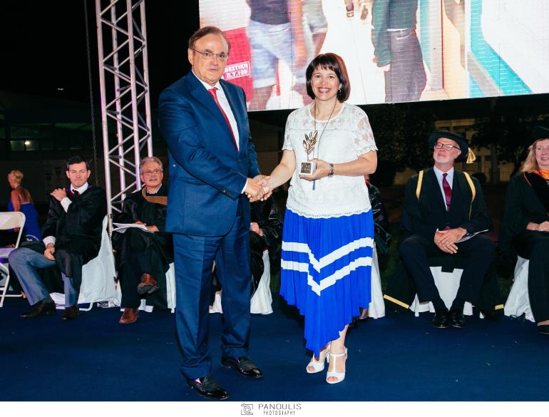  Στο πλαίσιο της Εταιρικής και Κοινωνικής Ευθύνης, το New York College βράβευσε την Κιβωτό του Κόσμου, έναν εθελοντικό μη-κερδοσκοπικό οργανισμό που εδώ και δύο δεκαετίες προσφέρει ανεκτίμητης αξίας έργο και στέκεται δίπλα σε απροστάτευτα παιδιά. Στη φωτογραφία ο κ. Ηλίας Φούτσης, Πρόεδρος και Ιδρυτής του Εκπαιδευτικού Ομίλου New York College και η σύζυγος του ιερέα Αντώνιου Παπανικολάου, Σταματία Γεωργαντή.