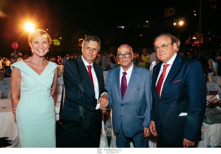 από αριστερά η κ. Eva Anderova, τ. Υφυπουργός Οικονομικών της  Τσεχικής Δημοκρατίας και συνεργάτιδα του εκπαιδευτικού ομίλου NYC στο University New York in Prague, ο κ. Jan Fischer τ. Πρωθυπουργός της Τσεχικής Δημοκρατίας,                    ο καπετάν Παναγιώτης Τσάκος, εφοπλιστής και επικεφαλής του πανίσχυρου ομίλου Tsakos Group και ο κ. Ηλίας Φούτσης, Πρόεδρος και Ιδρυτής του Εκπαιδευτικού Ομίλου New York College