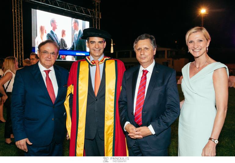 από αριστερά o κ. Ηλίας Φούτσης, Πρόεδρος και Ιδρυτής του Εκπαιδευτικού Ομίλου New York College, ο καθηγητής κ. Άγγελος Συρίγος, που έλαβε τιμητικό Διδακτορικό Τίτλο από το Πανεπιστήμιο του Bolton, ο τ. Πρωθυπουργός της Τσεχικής Δημοκρατίας κ. Jan Fischer και η κ. Eva Anderova, τ. Υφυπουργός Οικονομικών της  Τσεχικής Δημοκρατίας και συνεργάτιδα του εκπαιδευτικού ομίλου NYC στο University New York in Prague