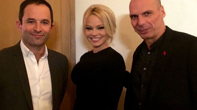 Tο retweet της Pamela Anderson για τη νίκη του Γιάνη Βαρουφάκη στις εκλογές!