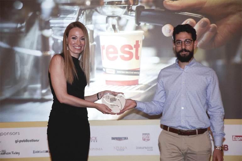 Η κ. Λ. Τούρλου, Group Brand Manager Everest, παραλαμβάνει αργυρό βραβείο στην κατηγορία Top Coffee Chain Brand 