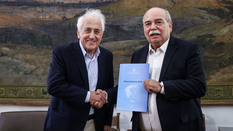 Στον Ν. Βούτση επέδωσε τον πίνακα με τα επίσημα αποτελέσματα των εθνικών εκλογών ο Αντ. Ρουπακιώτης