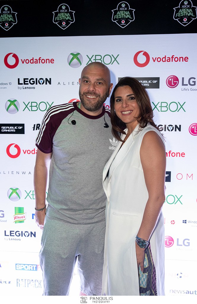 Η Διευθύνουσα Σύμβουλος της Microsoft για Ελλάδα, Κύπρο και Μάλτα, Πέγκυ Αντωνάκου, μαζί με τον Μιχάλη Stavento στο Xbox Arena Festival Sponsored by Vodafone