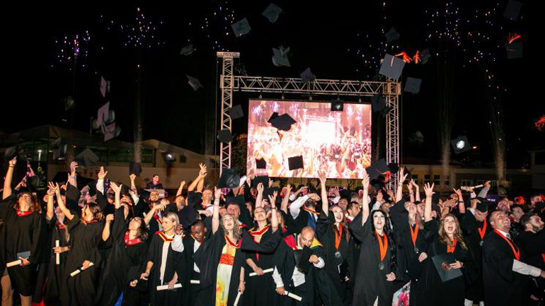 Λαμπρή τελετή αποφοίτησης για το New York College