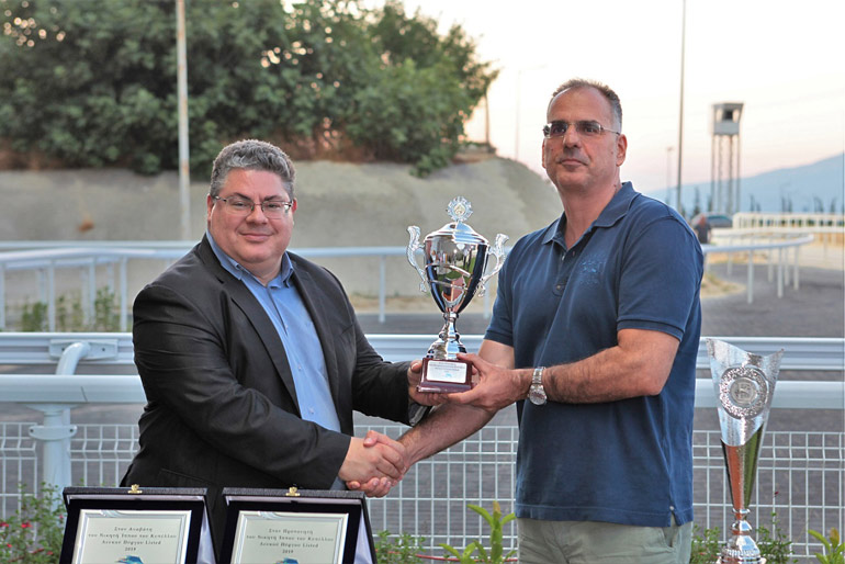 O Chief Operation Officer της ΙΠΠΟΔΡΟΜΙΕΣ Α.Ε. Κώστας Αλεξόπουλος απονέμει το Κύπελλο Λευκού Πύργου στον Μάριο Κουτσομύτη, εκπρόσωπο της ιδιοκτησίας του ίππου ΡΑΝ ΤΟΥ ΔΕ ΧΙΛΣ
