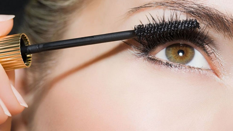 Το απόλυτο trick στην εφαρμογή της μάσκαρας για βλεφαρίδες με όγκο