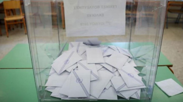 Οι «Καλποθήρες εμπρηστές» ανέλαβαν την ευθύνη για την κλοπή κάλπης στα Εξάρχεια