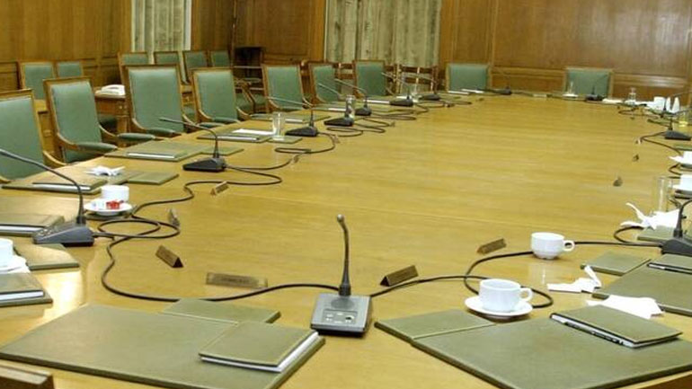 Οι καραμπόλες, οι μετακινήσεις και οι «κλειδωμένοι» υπουργοί