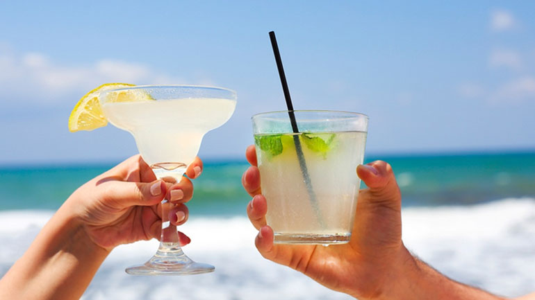 Tρία καλοκαιρινά ποτά με λίγες θερμίδες!