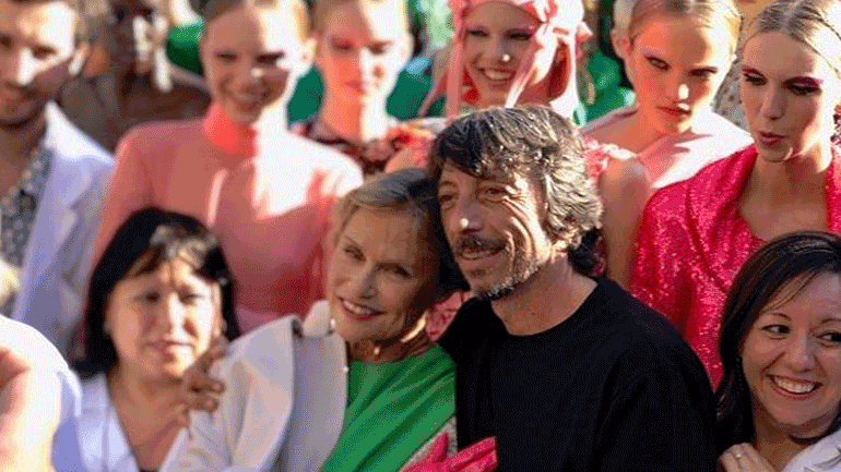 Η Λορίν Χάτον έλαμψε στην πασαρέλα του Valentino