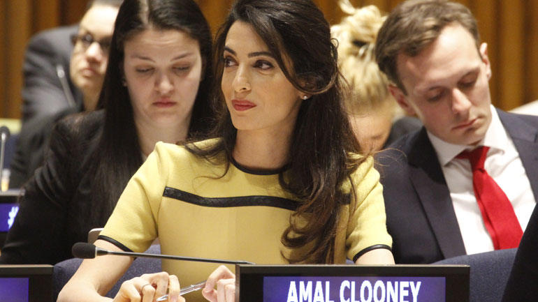 Yπέρ της δημοσιογράφου Μ. Ρέσα η Αμάλ Κλούνεϊ