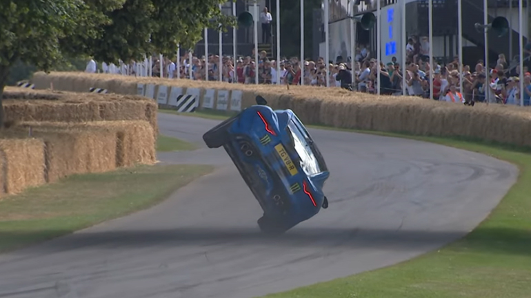 Οδήγησε την Jaguar F-Type στους δύο τροχούς!