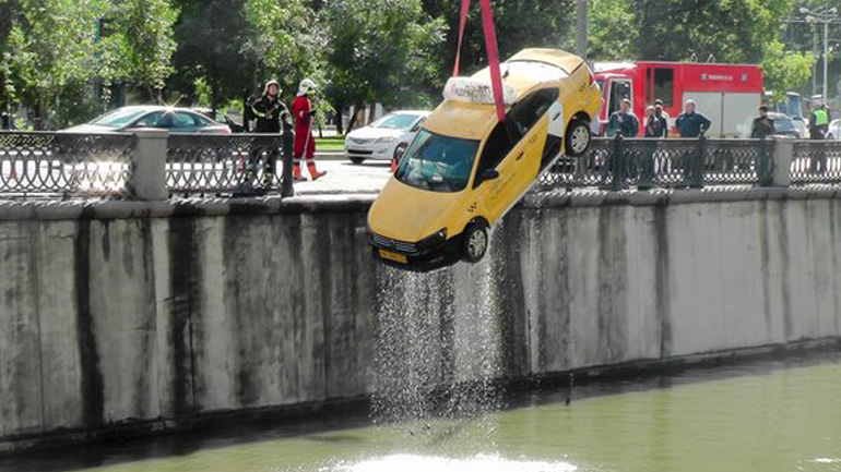 Ταξί έκανε βουτιά σε ποτάμι! Ταξί έκανε βουτιά σε ποτάμι!