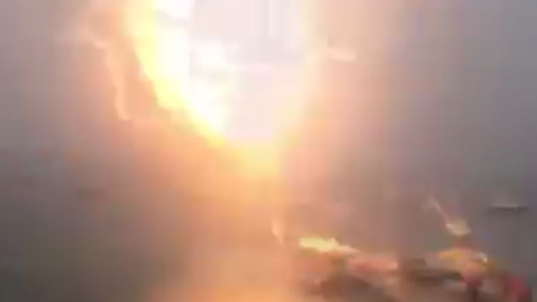 Βίντεο που κόβει την ανάσα: Κεραυνός χτυπάει σκάφος στη Βοστόνη