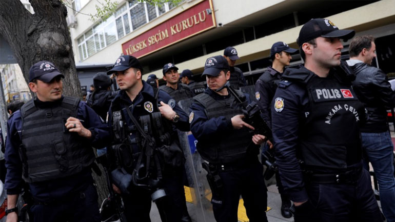 Δίκτυο δουλεμπόρων στη Σμύρνη: Συνελήφθησαν οι αρχηγοί – Αναζητούνται 25 άτομα