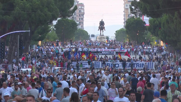 Ειρηνική η διαδήλωση της αντιπολίτευσης στα Τίρανα