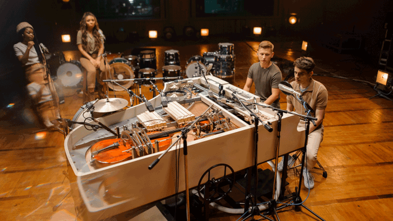 Viral! Είκοσι μουσικά όργανα σε ένα – Εντοιχισμένα μέσα σε πιάνο