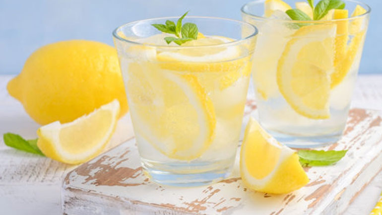 Τι θα συμβεί εάν πίνετε κάθε πρωί νερό με λεμόνι;