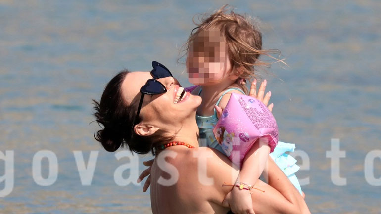 Σίσσυ Φειδά: Απολαμβάνει οικογενειακές διακοπές στη Μύκονο!