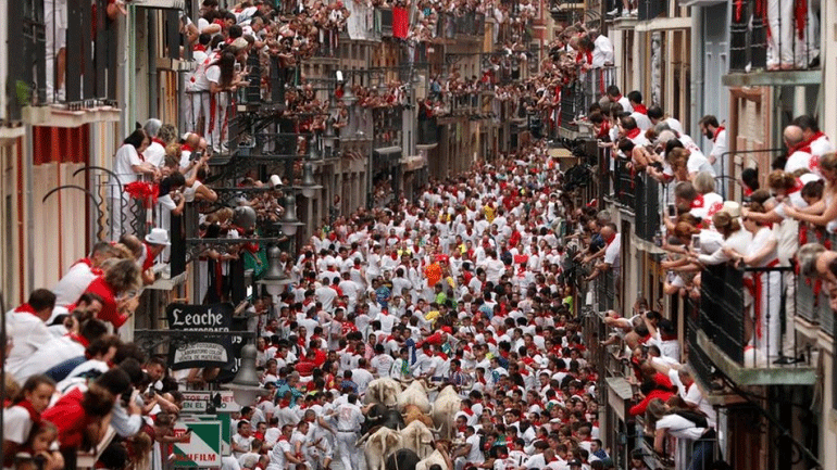 Έθιμο θανάτου: Ταύροι ποδοπάτησαν πέντε τουρίστες στην Παμπλόνα