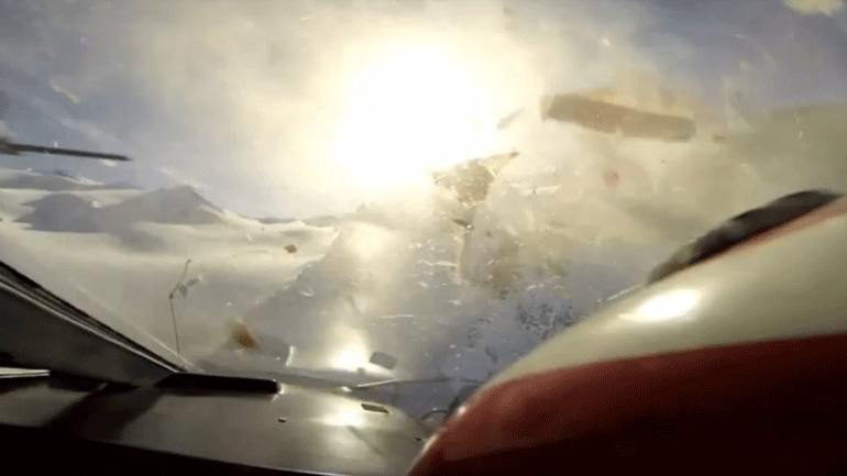 Η σοκαριστική στιγμή της σύγκρουσης αεροπλάνου με ελικόπτερο στις Άλπεις