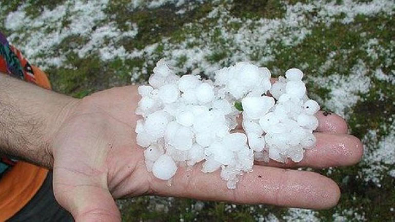 Λάρισα: Χαλαζόπτωση και δυνατοί άνεμοι έπληξαν την περιοχή του Τυρνάβου