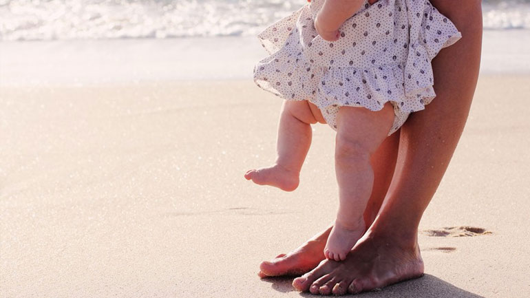 Επτά πράγματα που πρέπει να περιέχει η τσάντα παραλίας μιας μαμάς