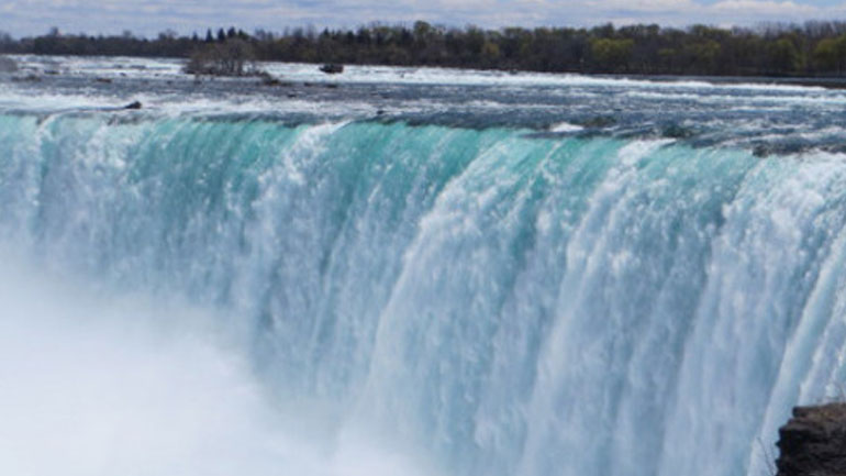Άνδρας πήδηξε στους καταρράκτες του Νιαγάρα και επέζησε σχεδόν χωρίς τραύματα