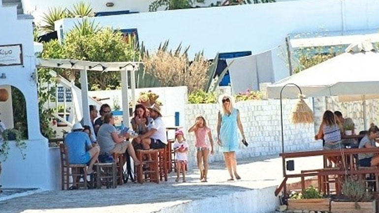 Ελένη Μενεγάκη: Σκαφάτες διακοπές στα Κουφονήσια με την οικογένειά της!