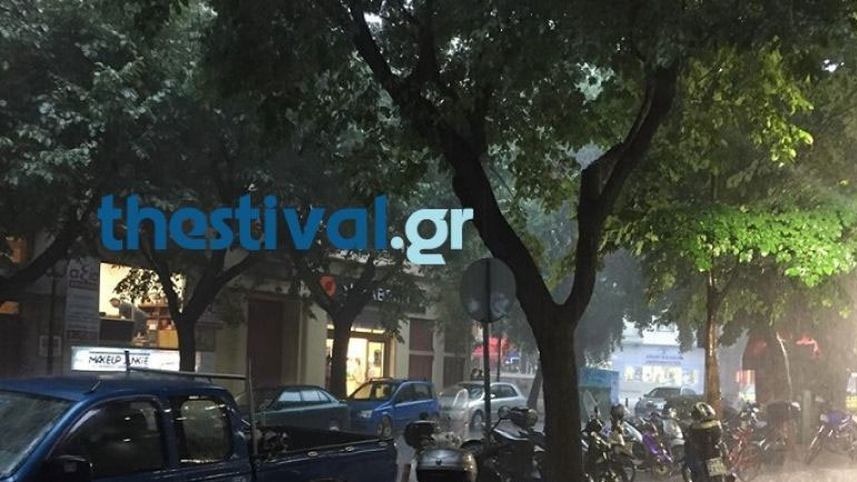 Ισχυρή καταιγίδα, δρόμοι ποτάμια και πτώσεις δέντρων στη Θεσσαλονίκη