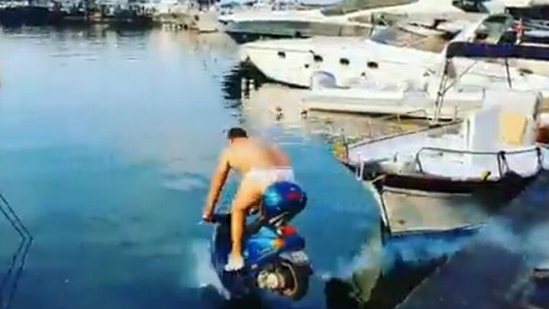 Δίωξη στον Μπαλοτέλι για τη… βουτιά στη θάλασσα με βέσπα!