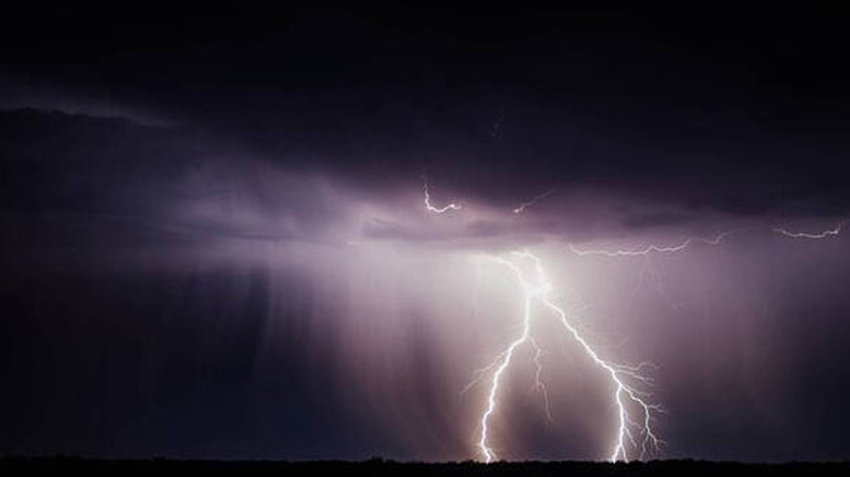 Κεραυνοί «σκίζουν» τον ουρανό στο Άγιο Όρος