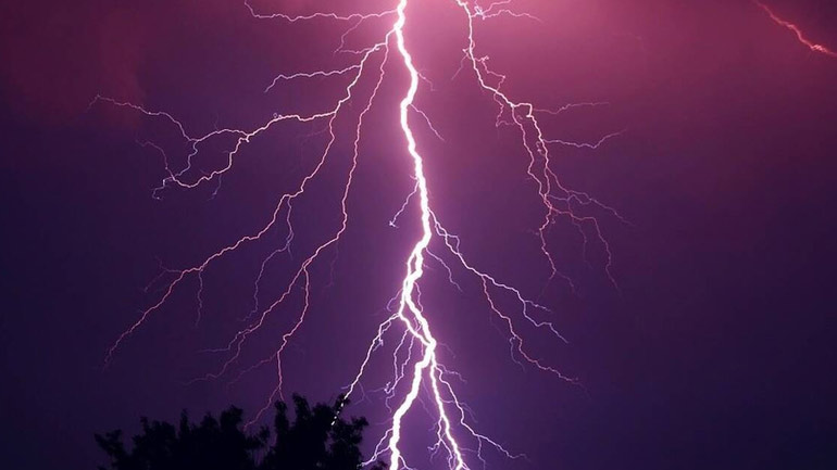 Θεσσαλονίκη: Κεραυνός χτύπησε την ταράτσα πολυκατοικίας