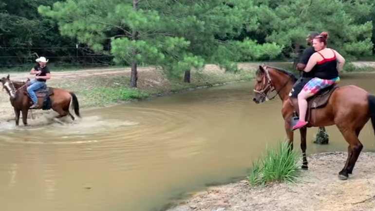 Άλογο ρίχνει κάτω τους αναβάτες του