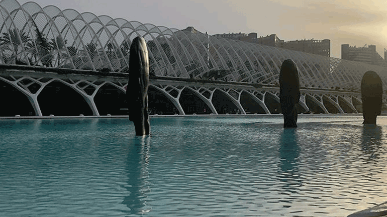 Επτά τεράστια γυναικεία πρόσωπα, στη Βαλένθια