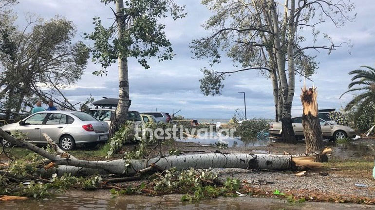 Εκατόν είκοσι πολίτες έχουν μεταφερθεί σε νοσοκομεία μετά τη θεομηνία στη Χαλκιδική