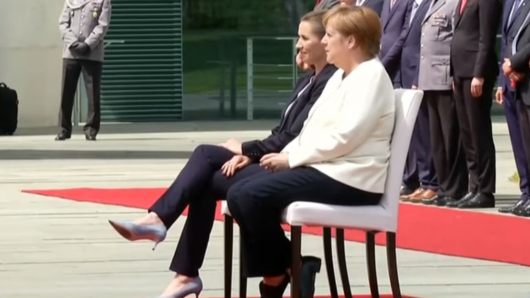 Η Μέρκελ καλωσόρισε καθιστή την πρωθυπουργό της Δανίας