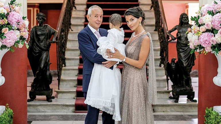 O εφοπλιστής Γιάννης Κούστας και η 27χρονη σύντροφός του βάφτισαν την κόρη τους στην Κέρκυρα